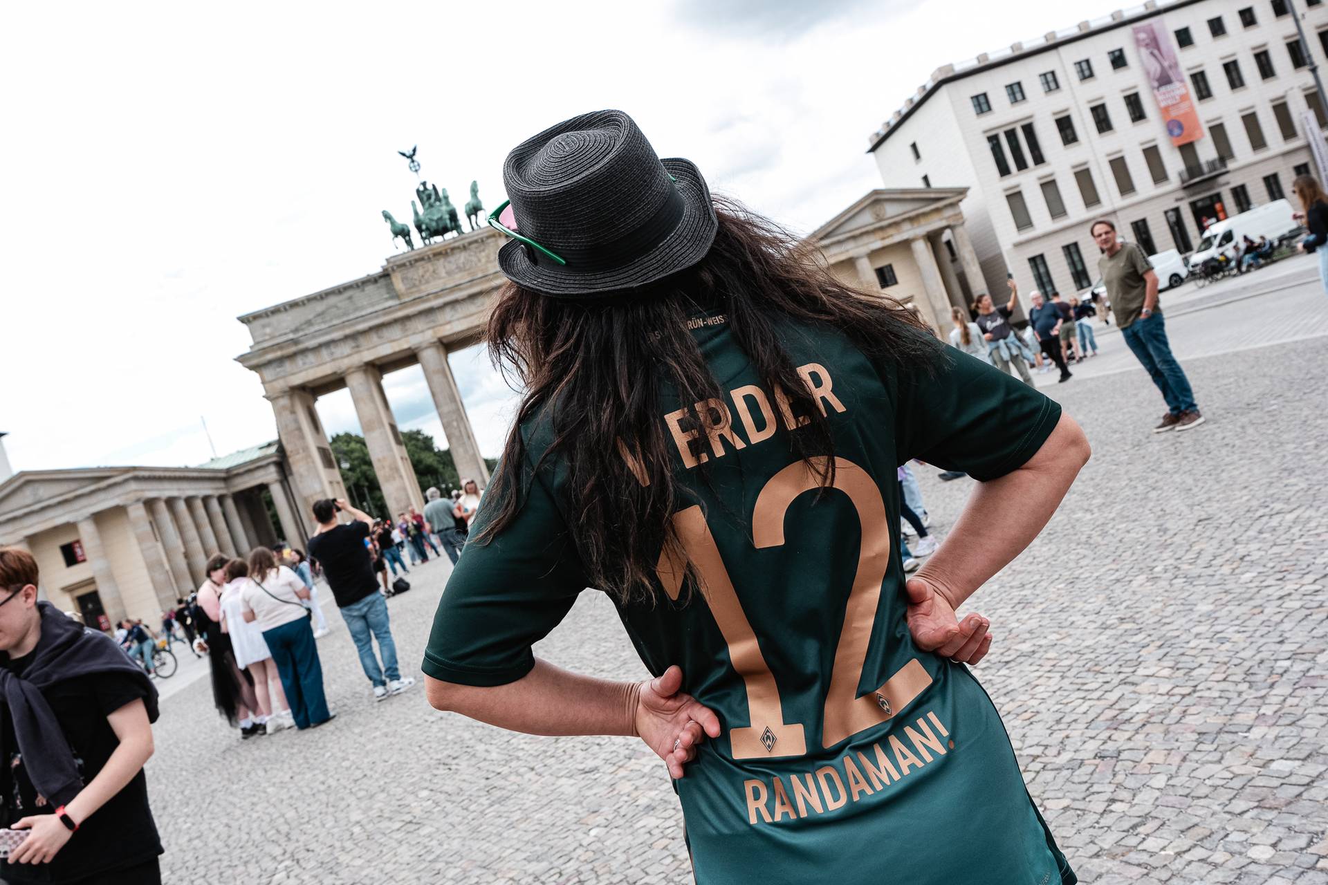 Ein Werder-Fan vor dem Brandenburger-Tor.