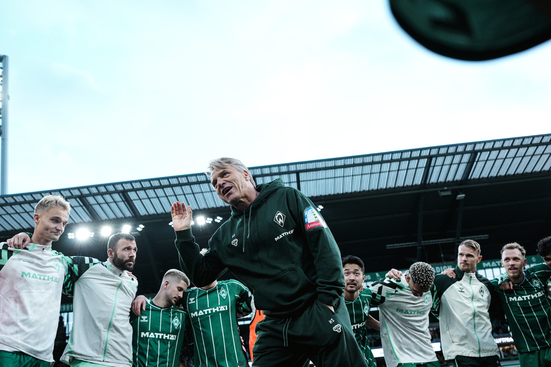 Horst Steffen gestikuliert im Mannschaftskreis auf dem Platz