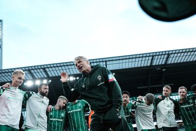 Horst Steffen gestikuliert im Mannschaftskreis auf dem Platz