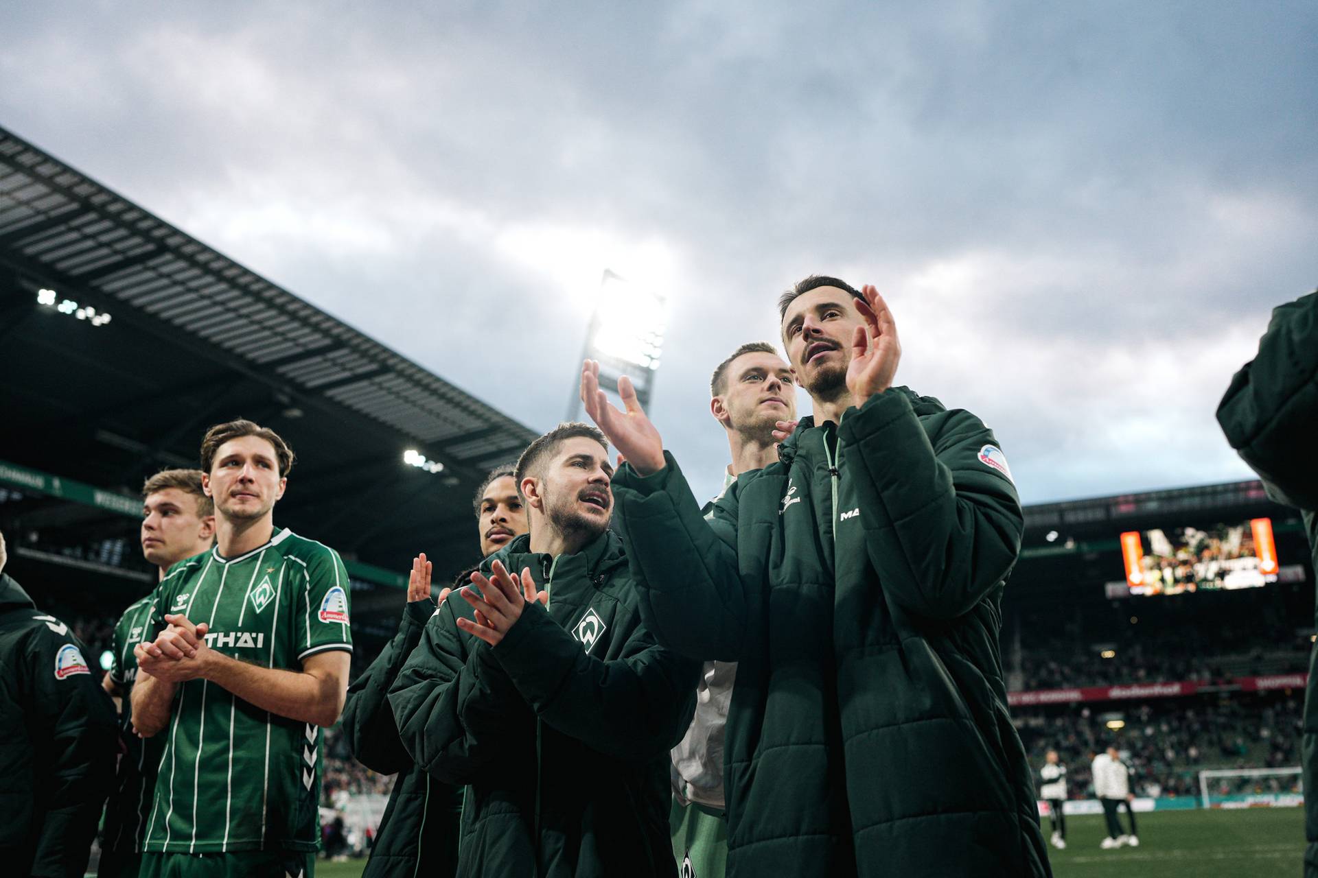 Marco Friedl und Romano Schmid klatschen in die Hände.