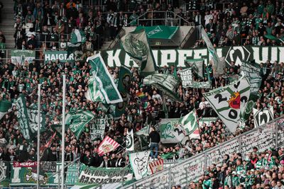 Die Werder-Fans im Gästeblock der TSG Hoffenheim schwenken ihre Werder-Fahnen.