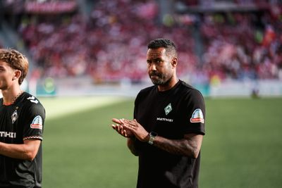 Daniel Thioune blickt traurig in Richtung des Gästekurve in Freiburg.