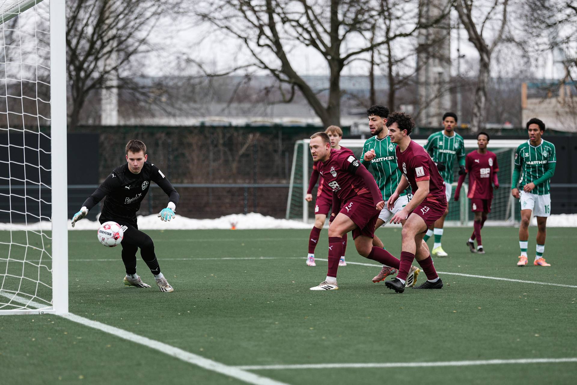 Safa Yildirim blickt einem Ball nach, der sich kurz vor der Torlinie befindet.