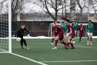 Safa Yildirim blickt seinem Ball nach, der sich kurz vor der Torlinie befindet.