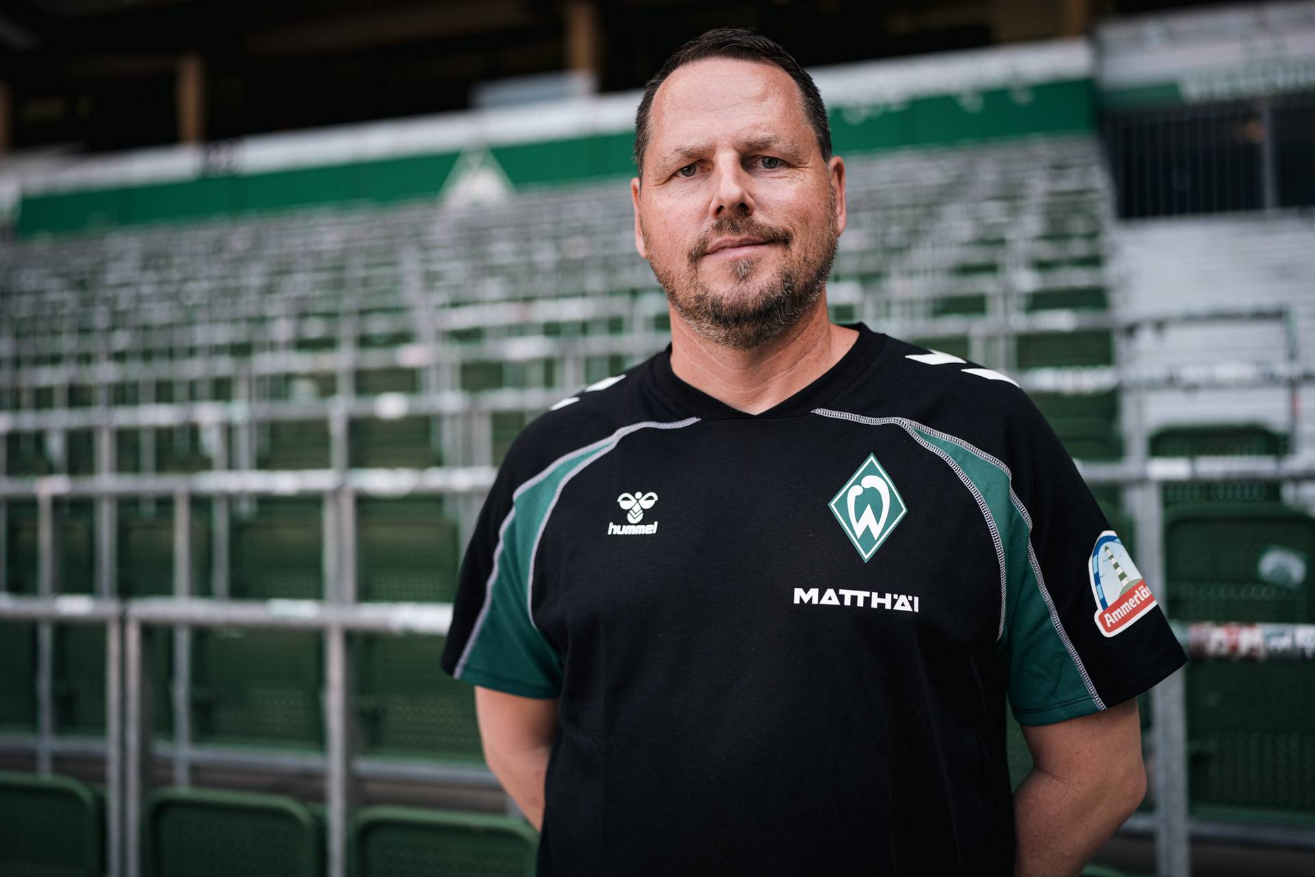 Axel Zehle steht in der Ostkurve in einem Werder-Tshirt.