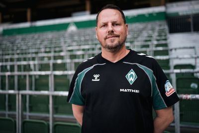 Axel Zehle steht in der Ostkurve in einem Werder-Tshirt.