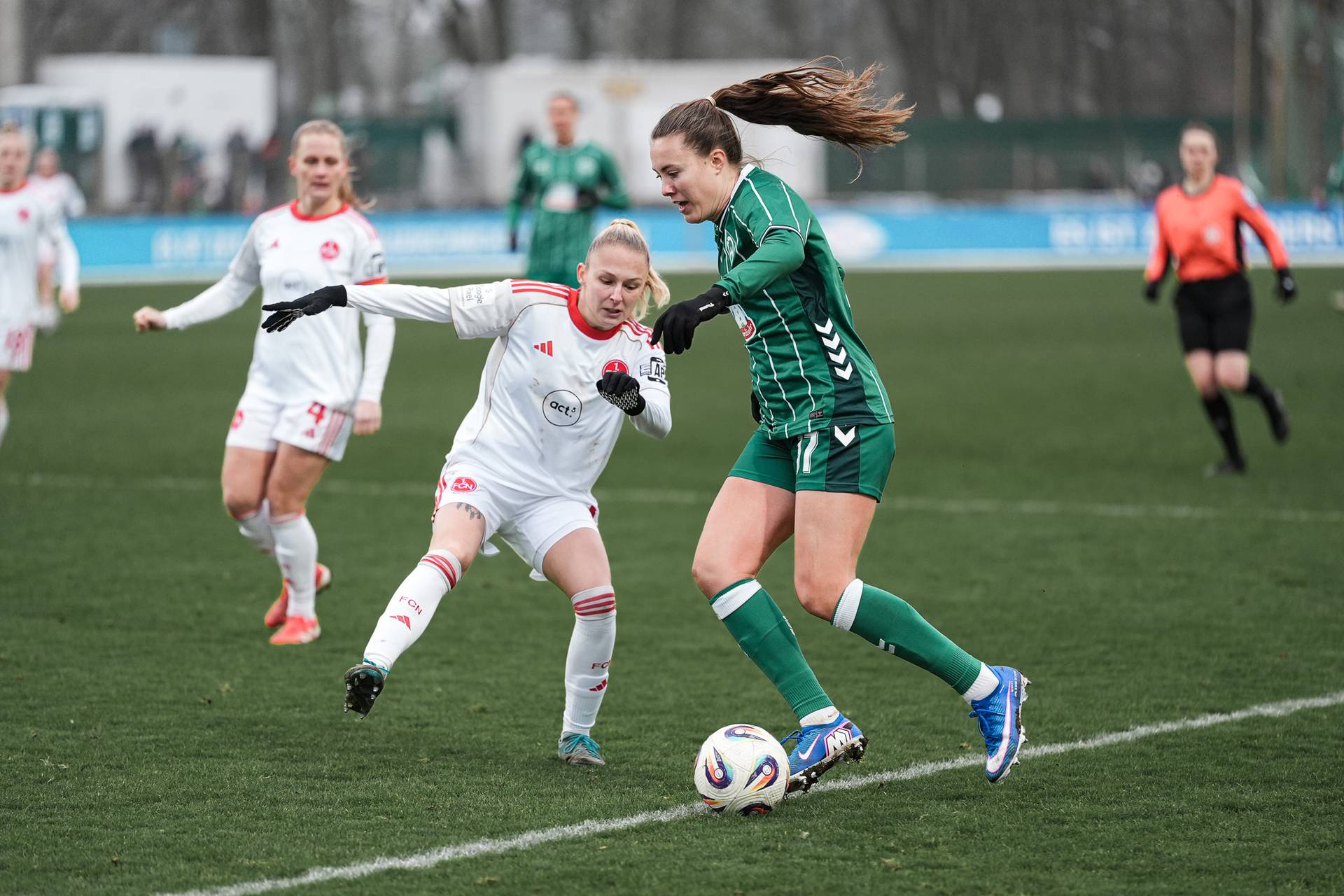 Mara Alber im Dribbling gegen eine Nürnberg-Spielerin.