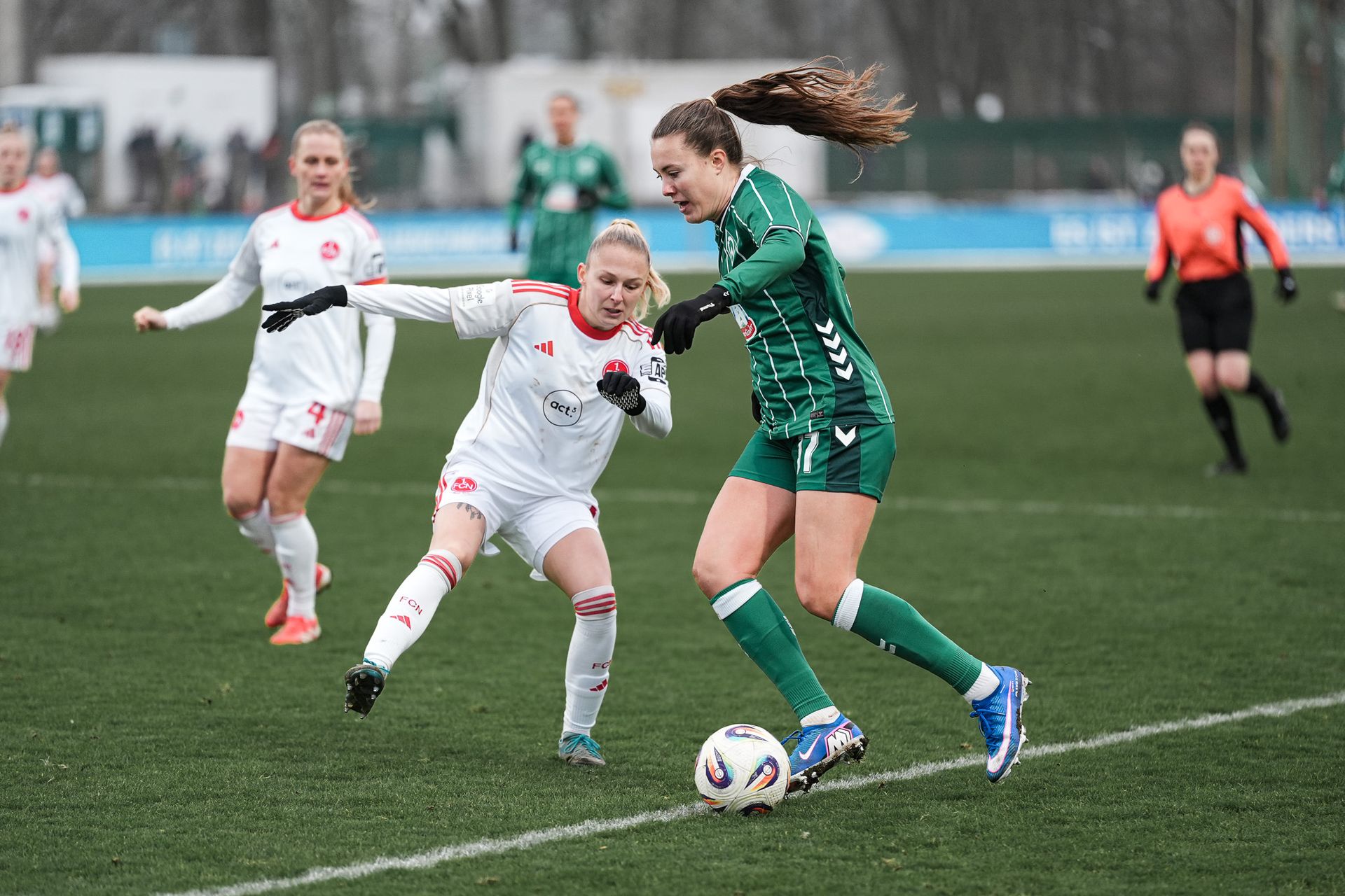 Mara Alber im Dribbling gegen eine Nürnberg-Spielerin.
