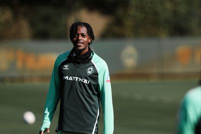 Mbangula lächelt im Teamtraining