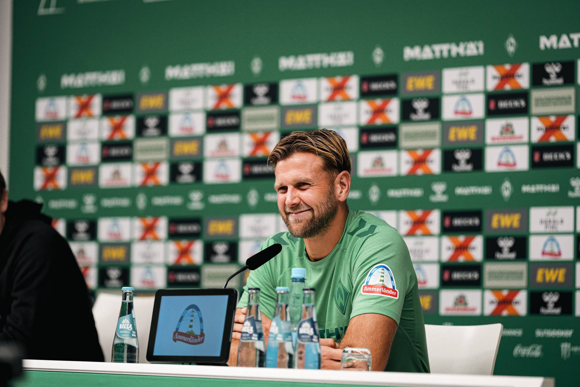 Niclas Füllkrug sitzt auf dem PK-Podium.
