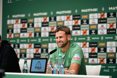 Niclas Füllkrug sitzt auf dem PK-Podium.