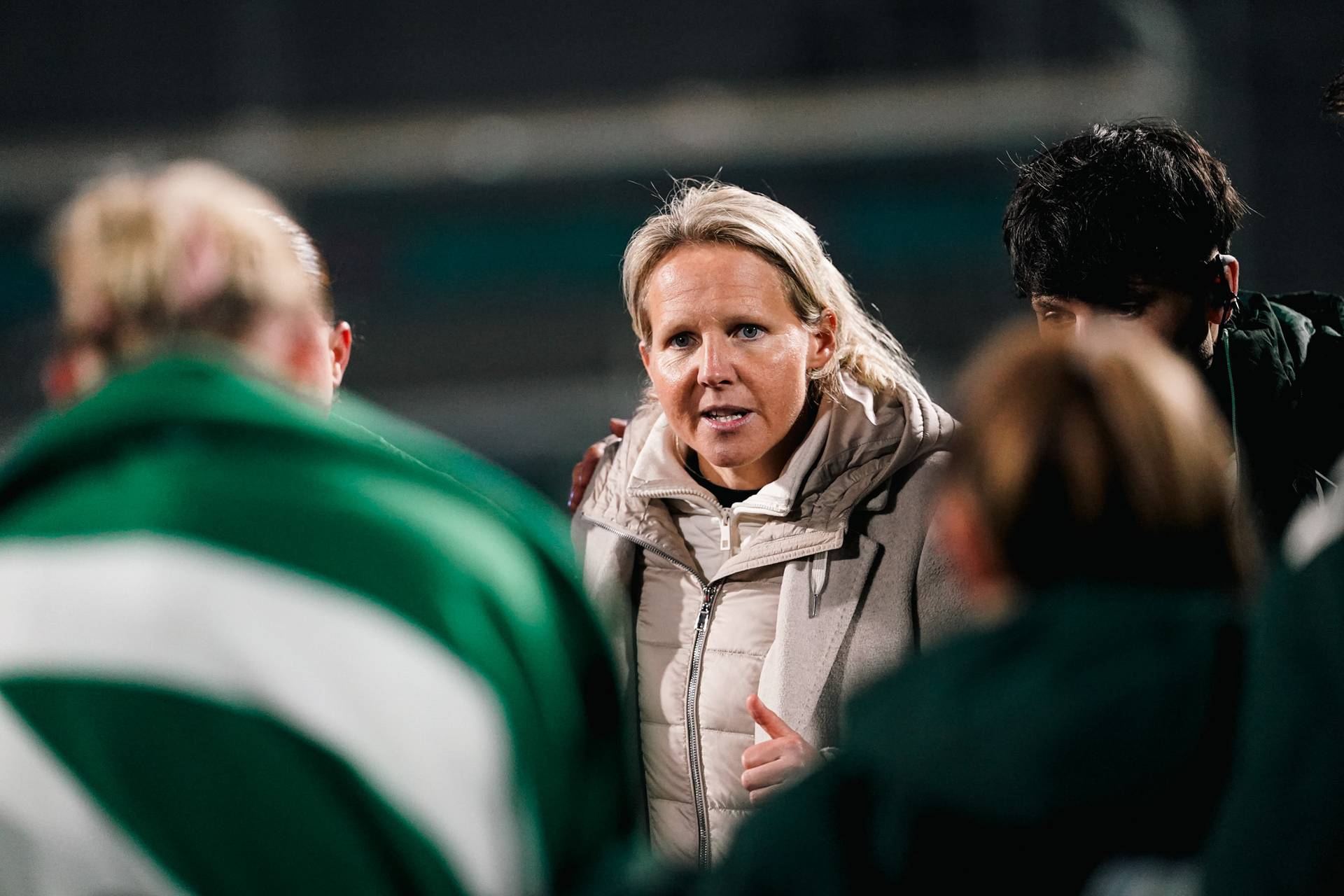 Fritzy Kromp spricht im Kreis zu ihrer Mannschaft.