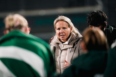 Fritzy Kromp spricht im Kreis zu ihrer Mannschaft.