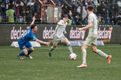 Luca Höcker dribbelt mit dem Ball am Fuß an einem Gegenspieler vorbei.