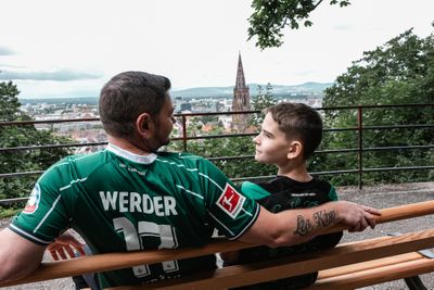 Thomas und Lukas schauen sich gegenseitig an.