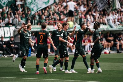 Die Spieler jubeln auf dem Platz nach dem Tor von Stage.