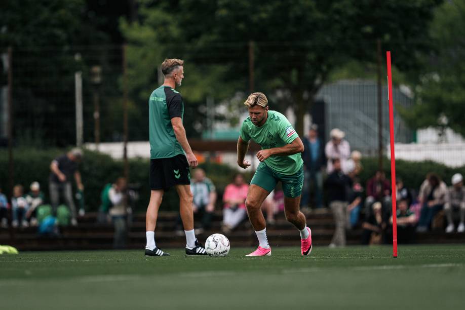 Niclas Füllkrug spielt einen Pass, er steht auf dem Trainingsplatz im Werder-Trikot.