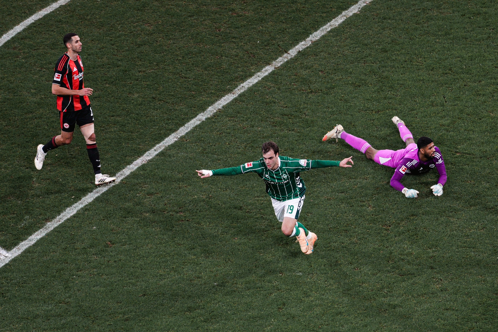 Jovan Milošević jubelt nach seinem ersten Tor