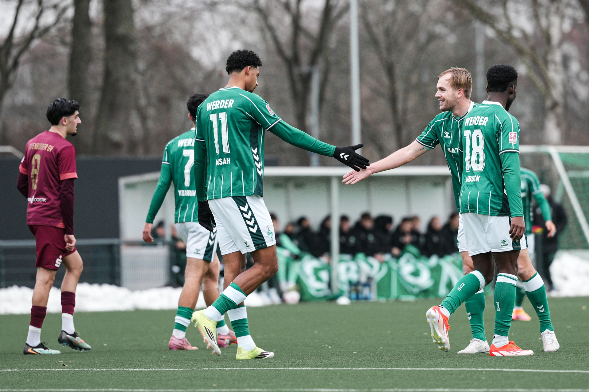 Cimo Röcker und Salim Musah klatschen sich ab.