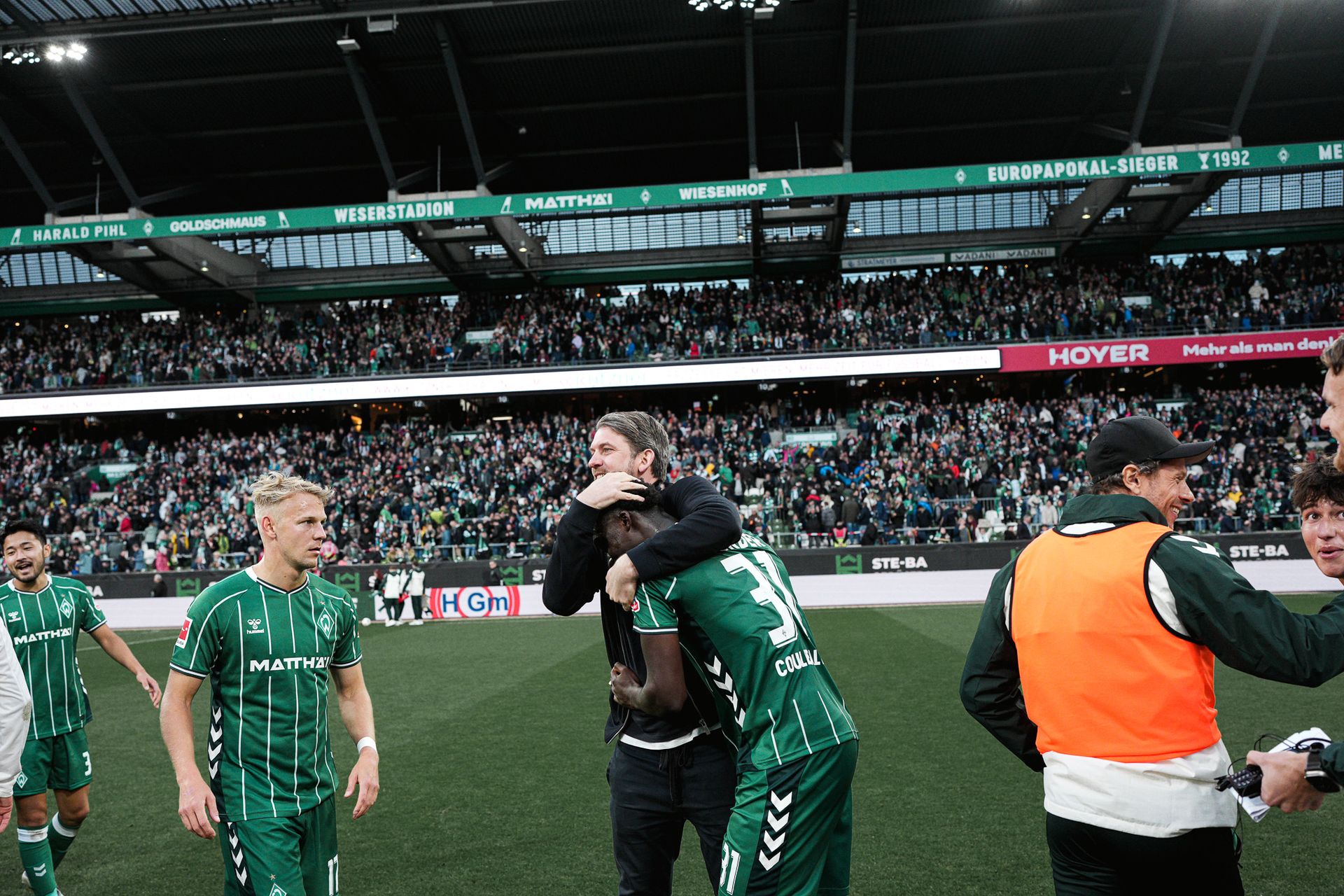 Peter Niemeyer umarmt Karim Coulibaly.