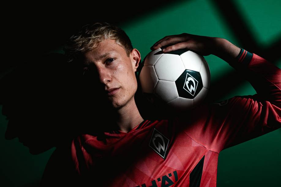 Oskar Wojcik  im neuen Trikot third. Er hat einen Ball auf der Schulter und steht vor einem grünen Hintergrund.