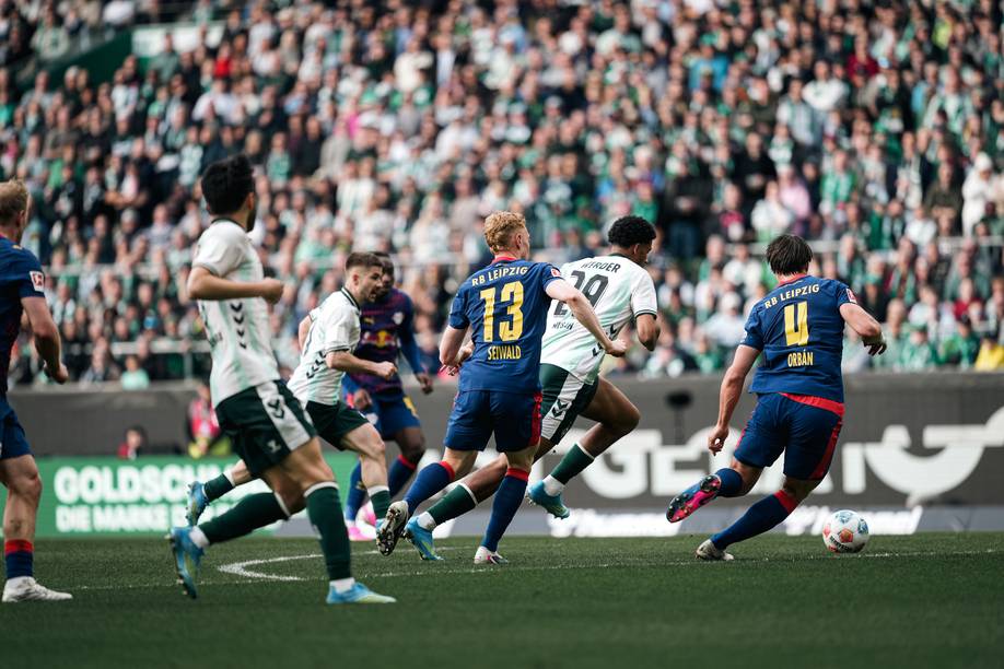 Musah dreht sich um seinen Gegenspieler und zieht ab.