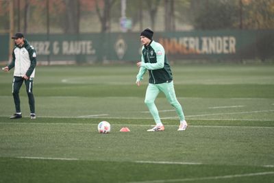 Niklas Stark mit Ball am Fuß auf dem Trainingsplatz.
