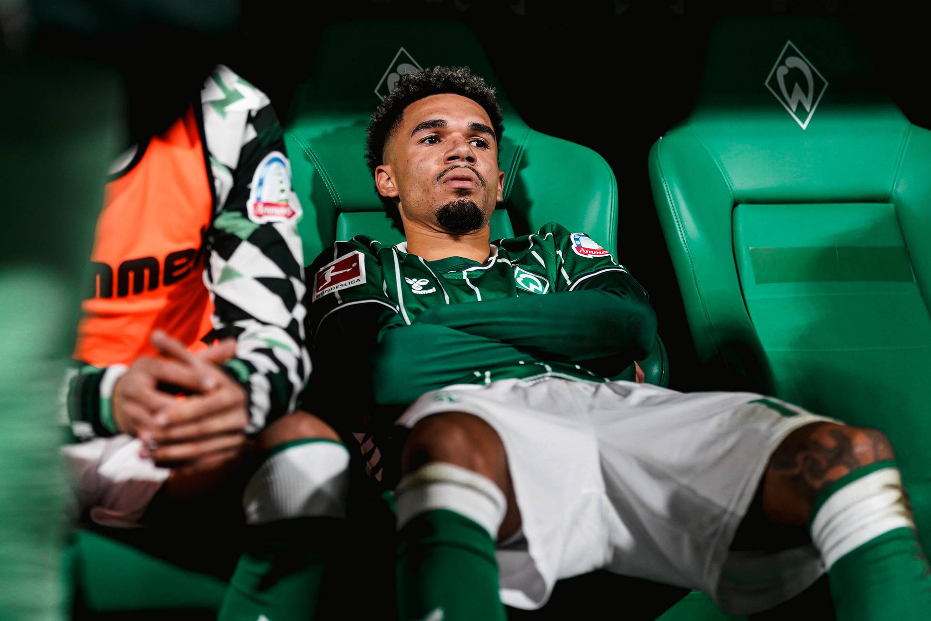 Justin Njinmah sitzt enttäuscht auf der Bank.