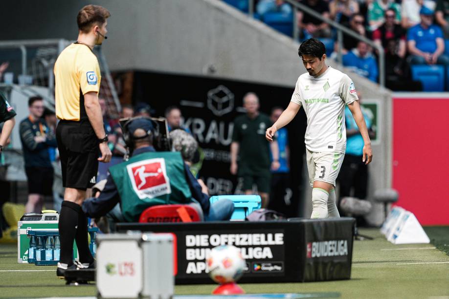 Yukinari Sugawara leaves the pitch.