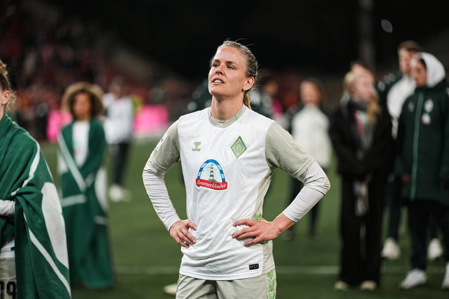 Lena Petermann steht mit den Händen in den Hüften und schaut nach vorne.