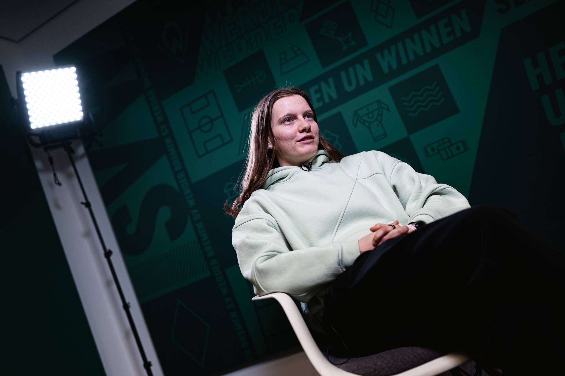 Sarah Ernst sitzt beim Interview im TV-Studio.