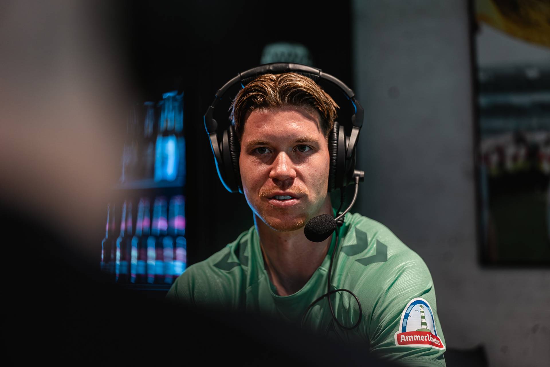 Cedric Itten mit einem Headset auf.
