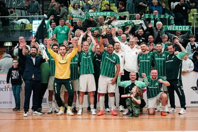 Die WERDER LEGENDEN jubeln vor ihren Fans in der Halle in Gera.