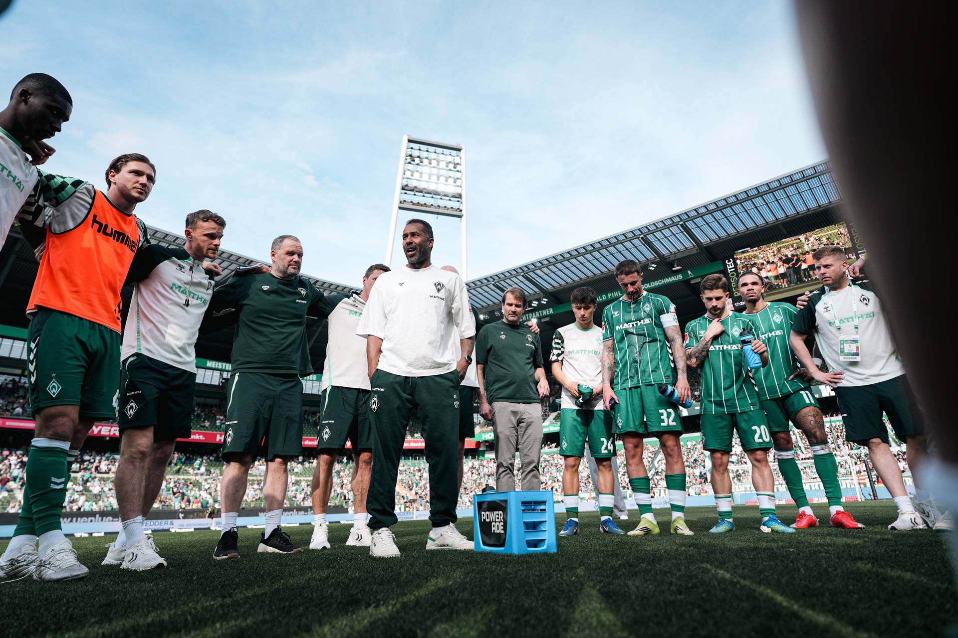 Daniel Thioune spricht im Kreis zu seiner Mannschaft.