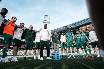 Daniel Thioune spricht im Kreis zu seiner Mannschaft.