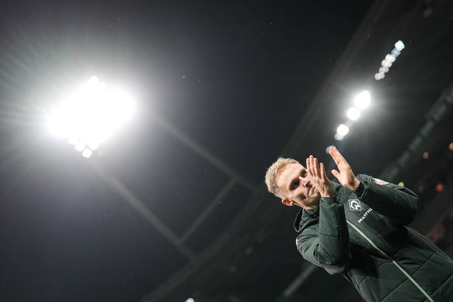 Amos Pieper klatscht in die Hände, im Hintergrund der Flutlichtmast.