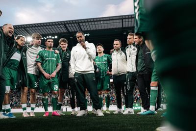 Daniel Thioune spricht im Kreis zu seiner Mannschaft.