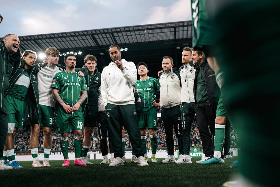 Daniel Thioune spricht im Kreis zu seiner Mannschaft.