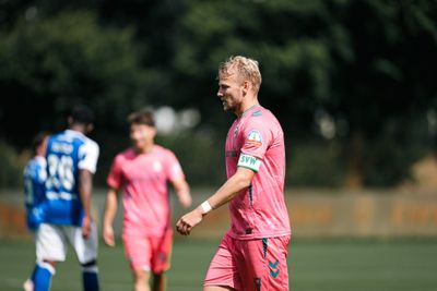 Marco Grüll mit der Kapitänsbinde am Arm.