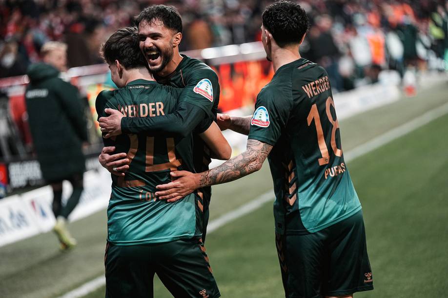 Bittencourt jubelt mit Covic nach dessen Treffer bei Union Berlin