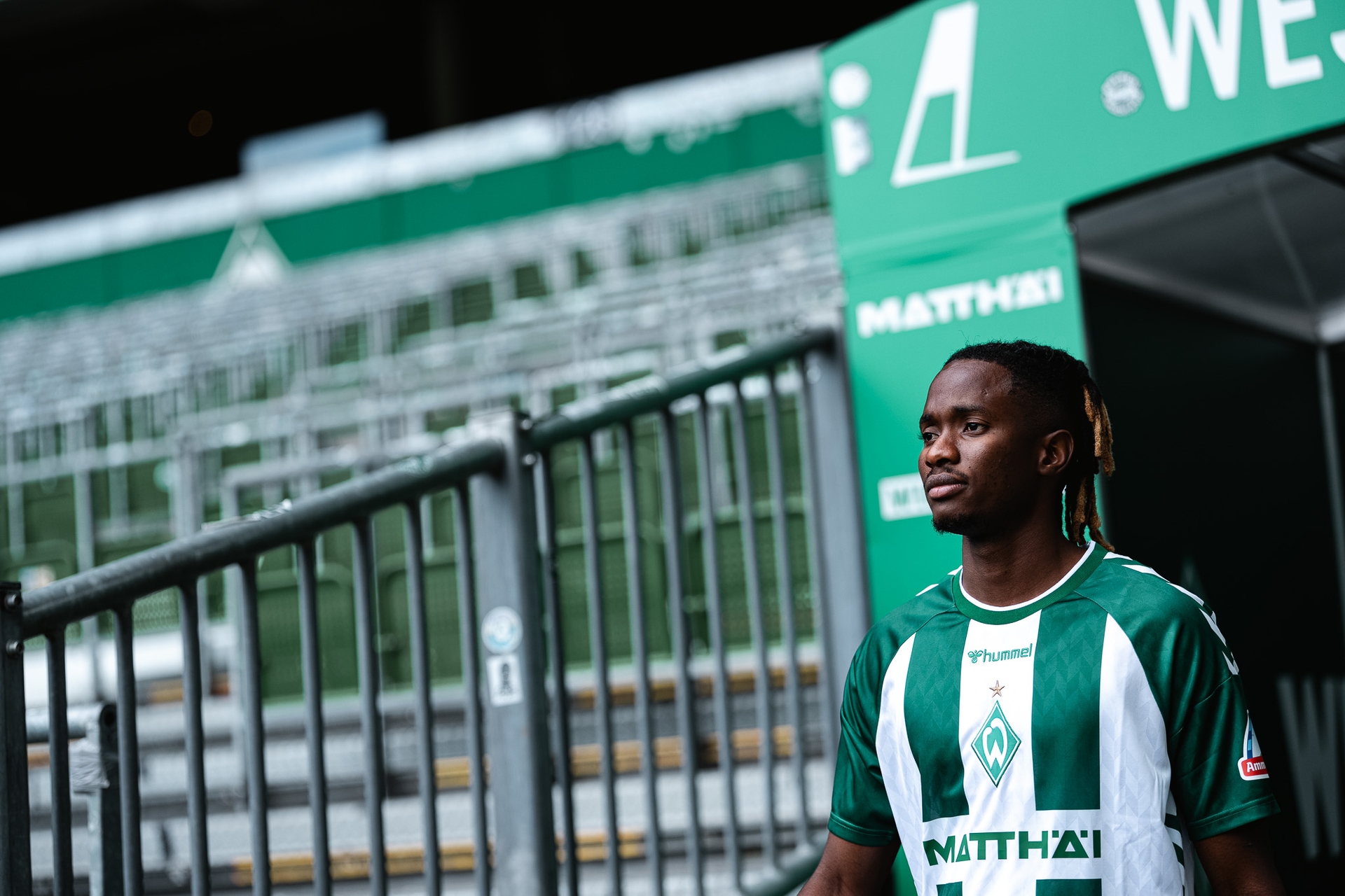 Moussa Ndiaye in einem Trikot im Weserstadion.