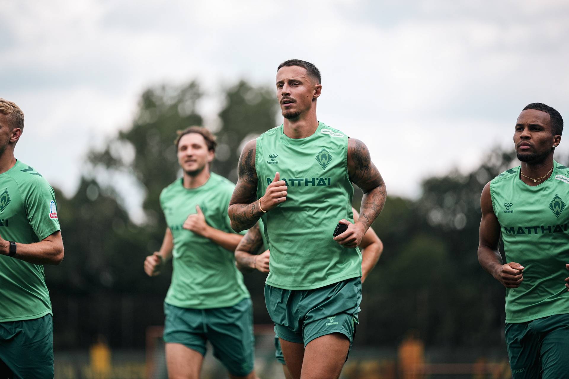 Marco Friedl joggt über den Platz.