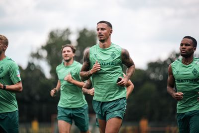 Marco Friedl joggt über den Platz.