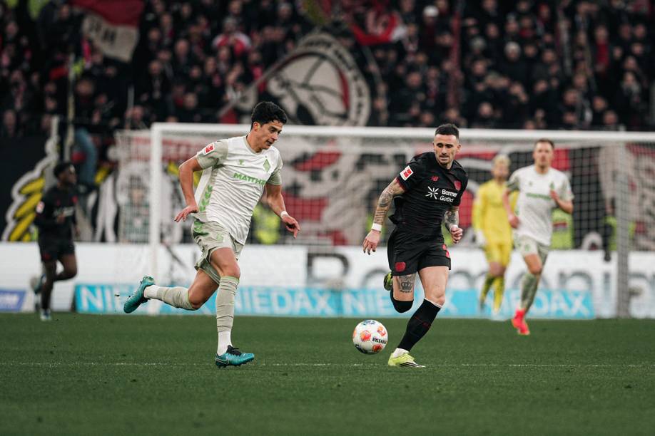 Julian Malatini mit Blick auf den Ball, Aleix Garcia verfolgt ihn.