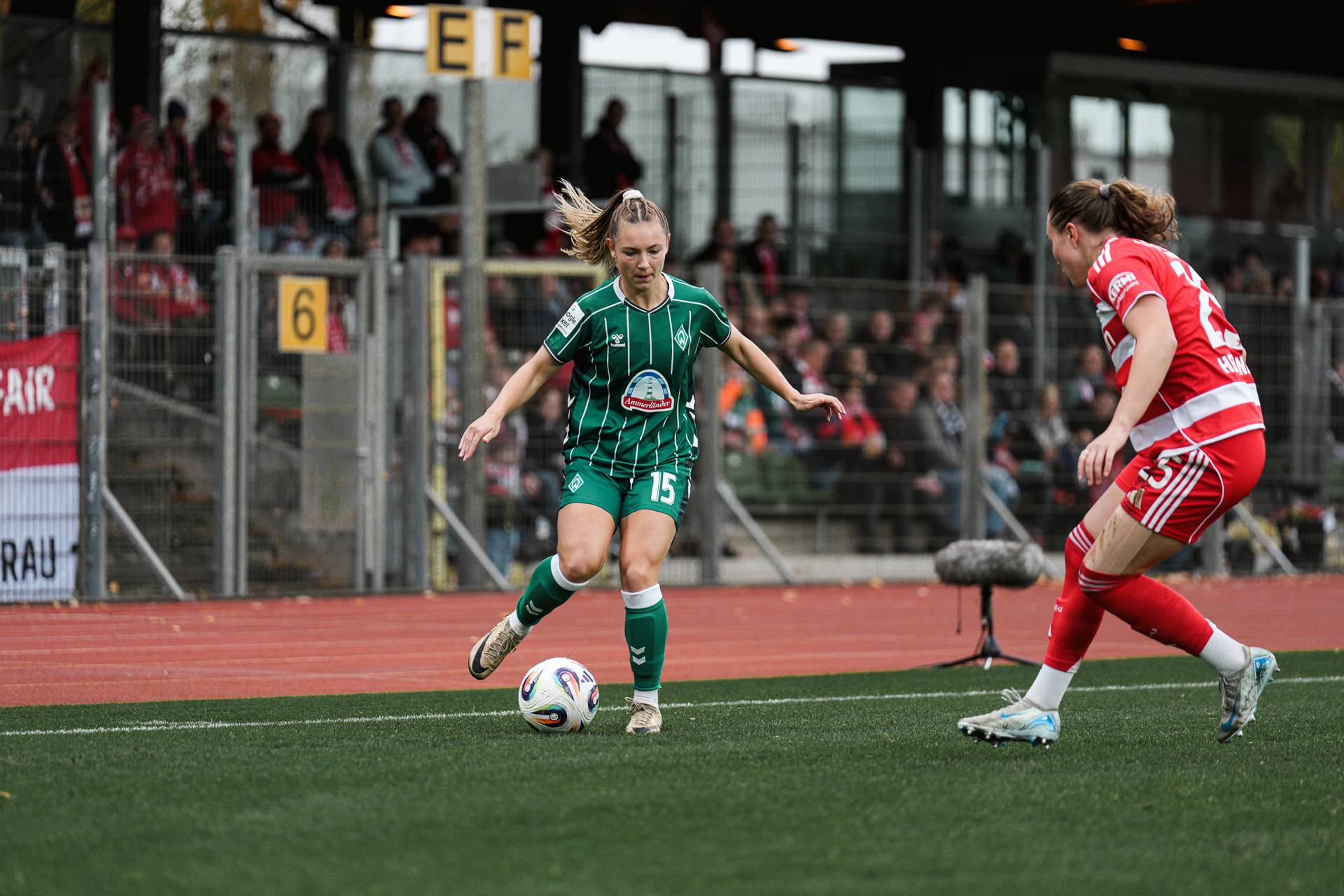 Michelle Weiß ist auf Platz 11 im Ballbesitz und dribbelt auf eine Union-Spielerin zu.