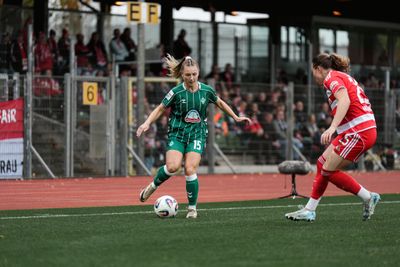 Michelle Weiß ist auf Platz 11 im Ballbesitz und dribbelt auf eine Union-Spielerin zu.