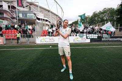 Larissa Mühlhaus mit der Torjägerinnen-Kanone vor der Gästekurve in Leverkusen.