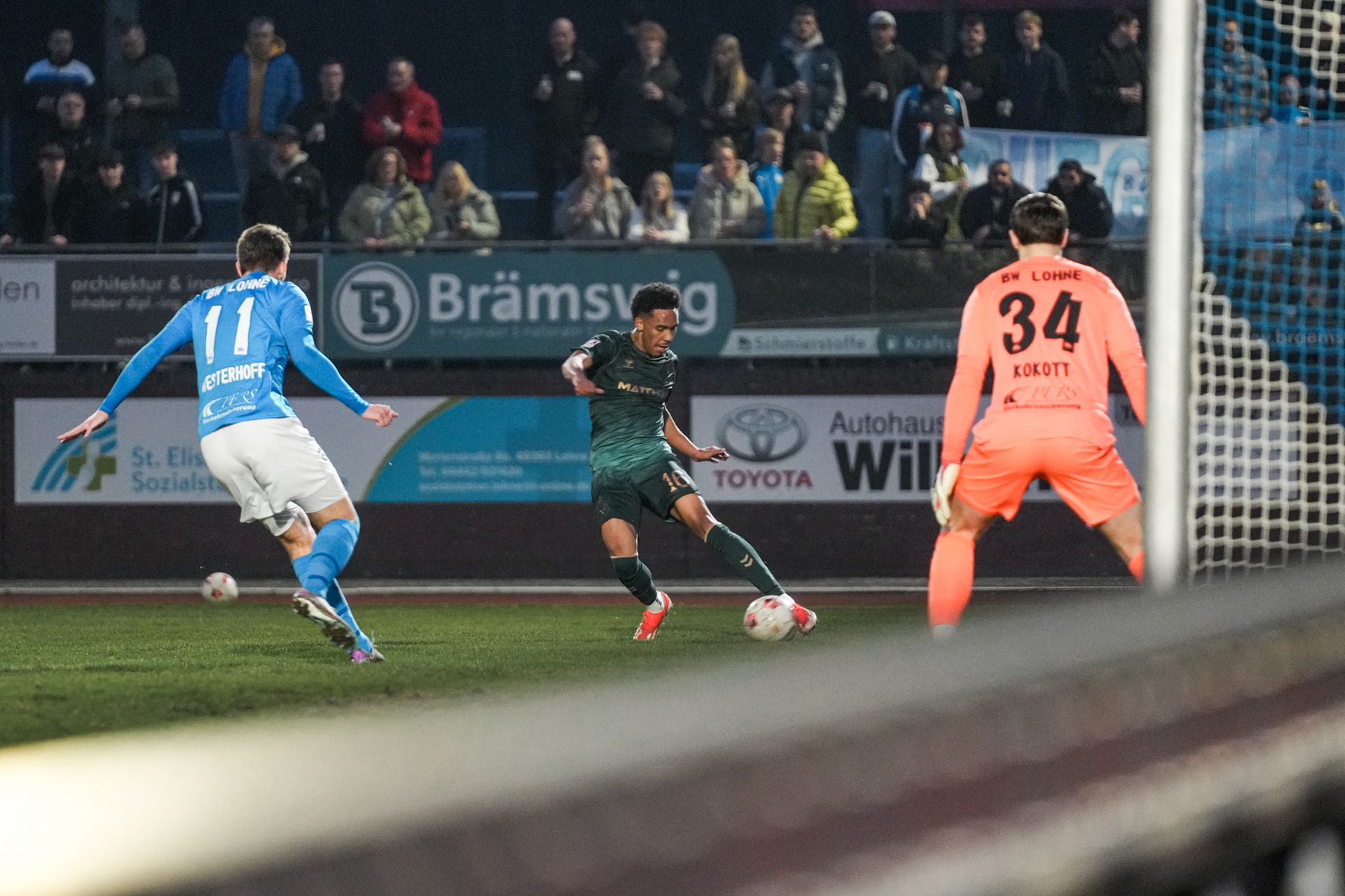 Paul Erevbenagie schießt den Ball aufs Tor.