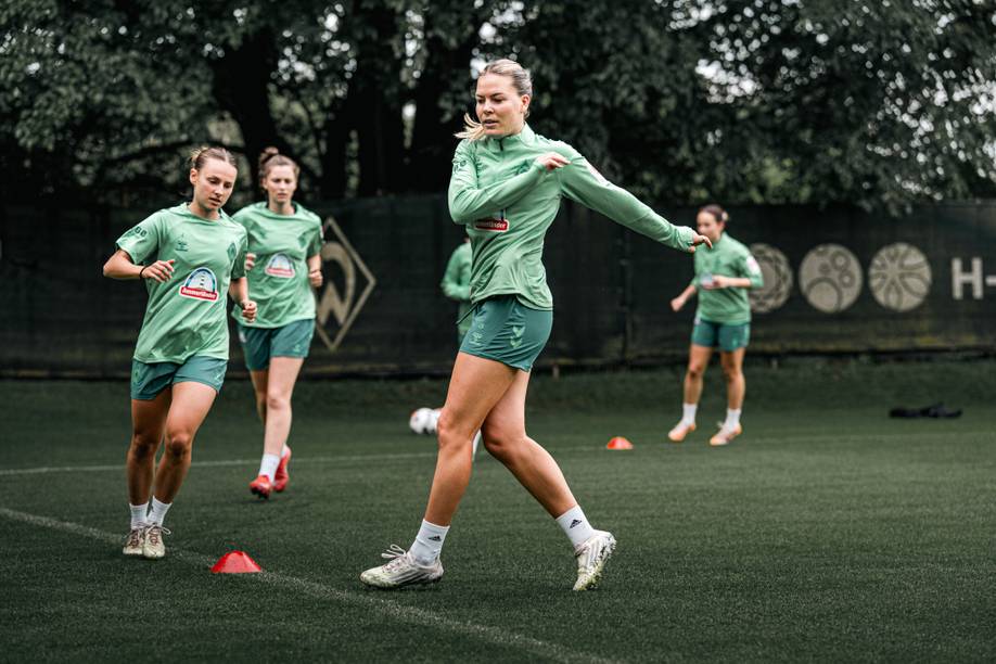 Juliane Wirtz beim Aufwärmen, hinter ihr ihre Mitspielerinnen.