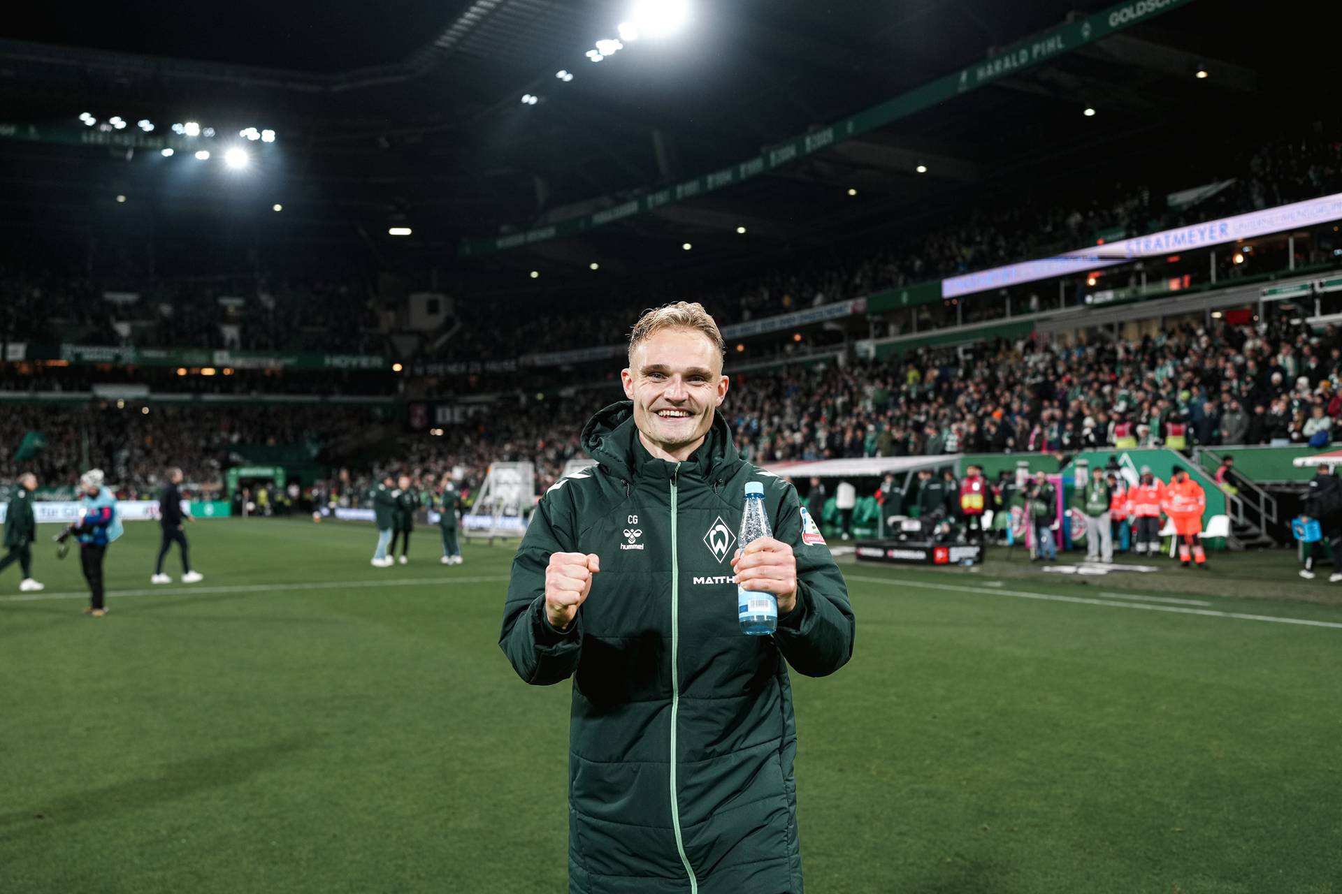 Amos Pieper ballt die Fäuste und freut sich über den Heimsieg gegen den 1. FC Union Berlin.